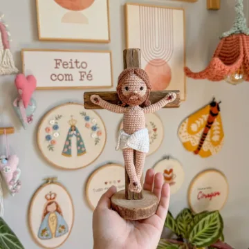 Amigurumi de Cristo na cruz